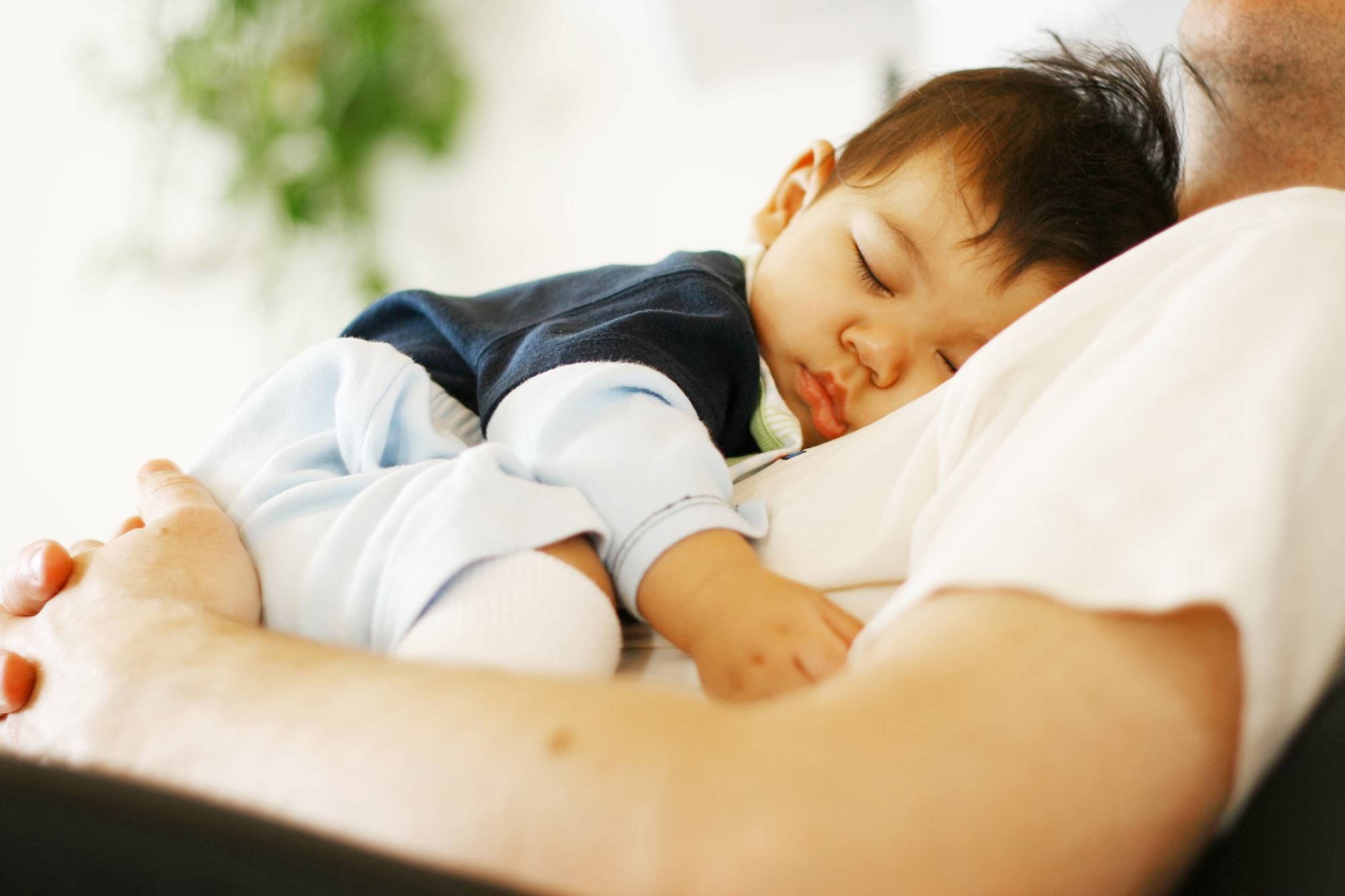 Дети считают что взрослые спать. Спящий малыш. Япония дети спят с родителями.
